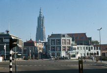 836023 Gezicht op de Onze Lieve Vrouwetoren te Amersfoort, vanaf de Stadsring, met links van het midden de Utrechtsestraat.